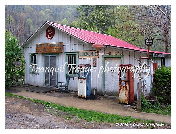 D000100   An old store in Luck, North Carolina